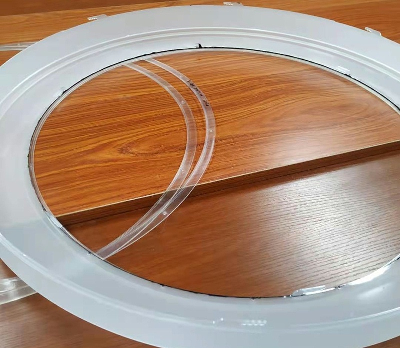 燈具是照明工具的統(tǒng)稱，包括除光源外所有用于固定和保護(hù)光源所需的全部零部件，以及與電源連接所需的線路附件。在保護(hù)環(huán)境、珍惜資源的理念深入人心的今天，燈具用什么膠粘既牢固又環(huán)保？
