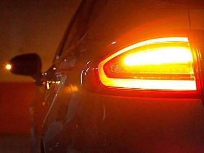 汽車(chē)轉(zhuǎn)向燈瞬間膠方案，聚力牌瞬間膠具有高性能高強(qiáng)度不發(fā)白